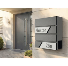 Boîte aux lettres en métal avec numéro de maison et nom à l'entrée de la maison