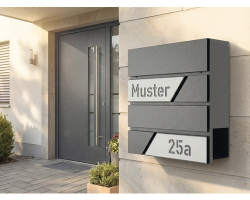 Boîte aux lettres en métal avec numéro de maison et nom à l'entrée de la maison