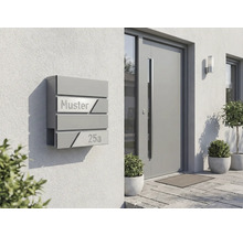 Moderne Briefkastenanlage an einer Hauswand mit der Aufschrift Muster 25a