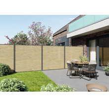 Gartenansicht mit Holzzaun und Sitzgruppe auf einer Terrasse