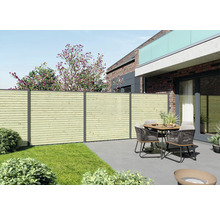 Scène de jardin avec clôture en bois, table à manger et chaises