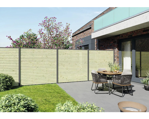 Scène de jardin avec clôture en bois, table à manger et chaises