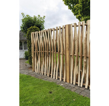 Clôture en bois faite de branches naturelles dans le jardin