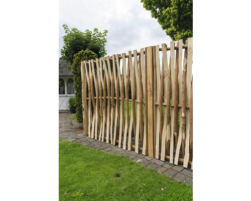 Clôture en bois faite de branches naturelles dans le jardin