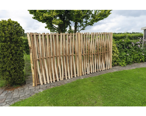 Clôture de jardin en lattes de bois à l'extérieur