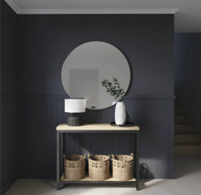 Entrée avec console, miroir rond, lampe et paniers tressés