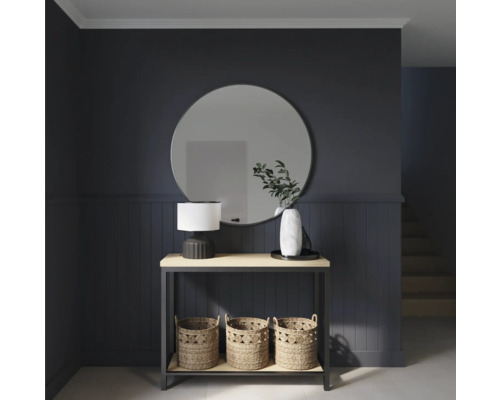 Entrée avec console, miroir rond, lampe et paniers tressés