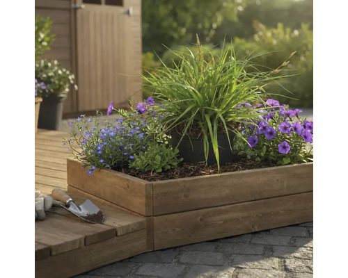 Jardinière en bois avec diverses plantes et outils de jardinage à l'extérieur.