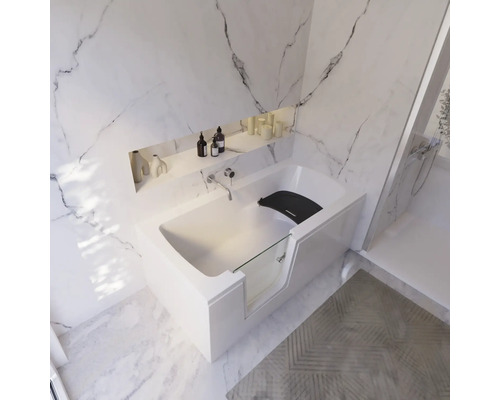 Begehbare Badewanne mit Glastür in einem Badezimmer mit Marmorwänden.