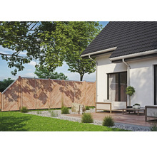 Vue du jardin avec clôture en bois, terrasse et maison