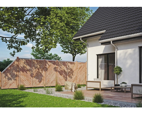 Vue du jardin avec clôture en bois, terrasse et maison
