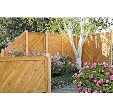 Clôture en bois avec motif diagonal et plantations de fleurs