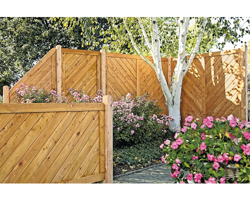 Clôture en bois avec motif diagonal et plantations de fleurs