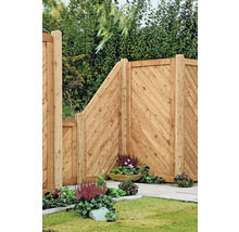 Clôture en bois avec planches diagonales et jardinières plantées dans le jardin