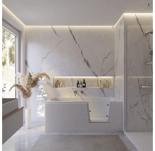 Badezimmer mit Badewanne, Waschtisch und Marmorwand