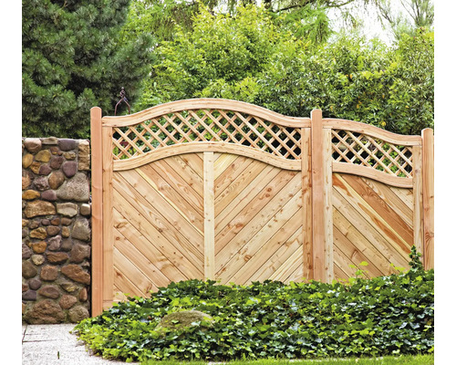 Clôture en bois avec motif diagonal et treillis