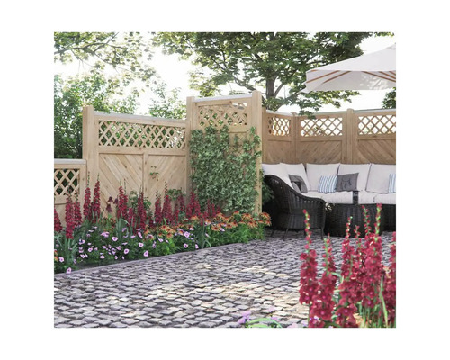 Jardin avec clôture en bois, plantes et coin salon avec mobilier de jardin sous un parasol