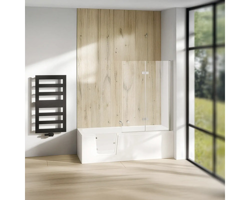 Salle de bains avec baignoire à porte, paroi de douche et sèche-serviettes