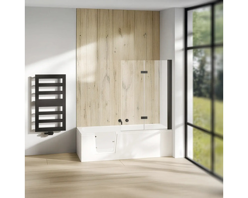 Begehbare Badewanne mit Duschwand, Heizkörper und Holzwandverkleidung in einem hellen Badezimmer.