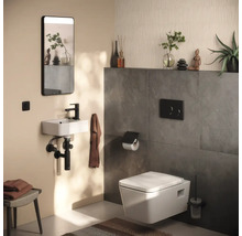 Salle de bains moderne avec WC suspendu, lavabo à poser et miroir