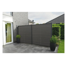 Sichtschutzzaun aus Kunststofflamellen im Gartenbereich