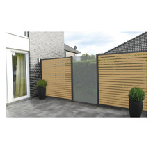 Gartenzaun mit horizontalen Latten und blickdichtem Glaselement