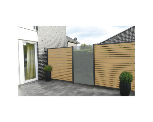 Gartenzaun mit horizontalen Latten und blickdichtem Glaselement
