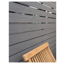 Holzzaun mit Gartenstuhl