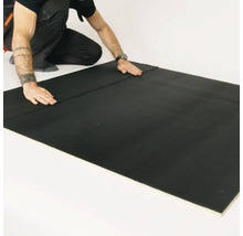 Verlegung von Dämmplatten durch eine Person