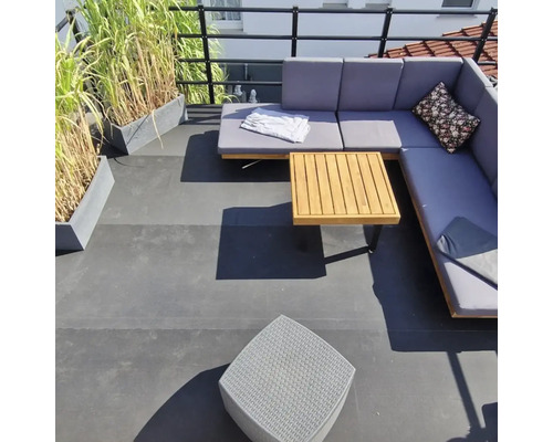 Szene mit einer Loungegruppe, einem Tisch und einem Hocker auf einer Dachterrasse