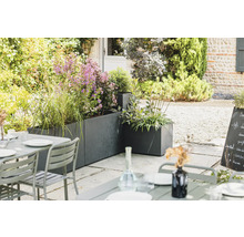 Aussenbereich mit Pflanzkästen und Gartentisch auf Terrasse