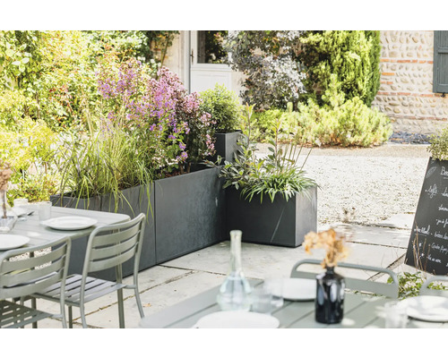 Aussenbereich mit Pflanzkästen und Gartentisch auf Terrasse