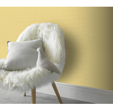 Idée de design décoratif avec chaise, coussin et peluche devant un mur