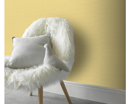 Idée de design décoratif avec chaise, coussin et peluche devant un mur