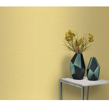Papier peint texturé et deux vases sur une table