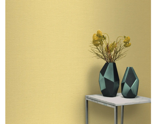 Papier peint texturé et deux vases sur une table