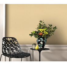 Vue d'une pièce avec peinture murale, chaise et vase de fleurs sur une table