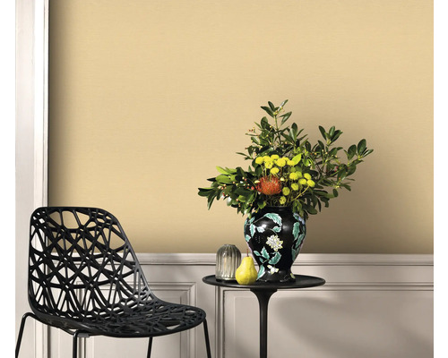 Vue d'une pièce avec peinture murale, chaise et vase de fleurs sur une table