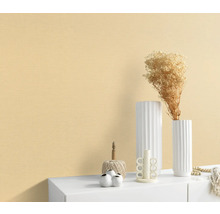 Décoration murale avec peinture et éléments décoratifs sur une commode.