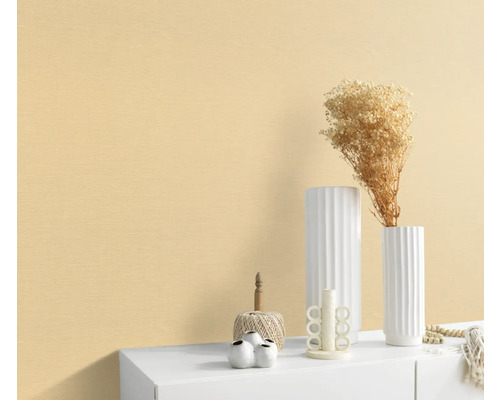 Décoration murale avec peinture et éléments décoratifs sur une commode.