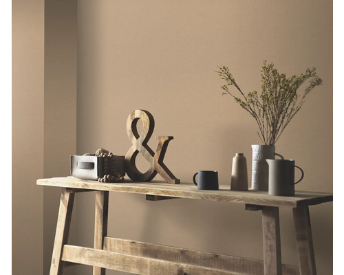 Table en bois décorée d'ornements en bois, d'un vase de fleurs et de vaisselle