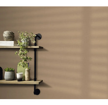 Étagère avec des éléments décoratifs sur un mur