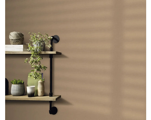 Étagère avec des éléments décoratifs sur un mur