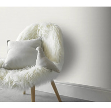Chaise décorative avec imitation fourrure, coussin et oiseau en tissu