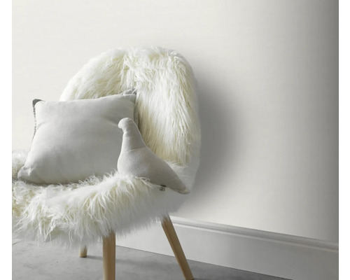 Chaise décorative avec imitation fourrure, coussin et oiseau en tissu