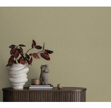 Papier peint décoratif dans un salon avec un vase et des décorations sur un meuble en bois.