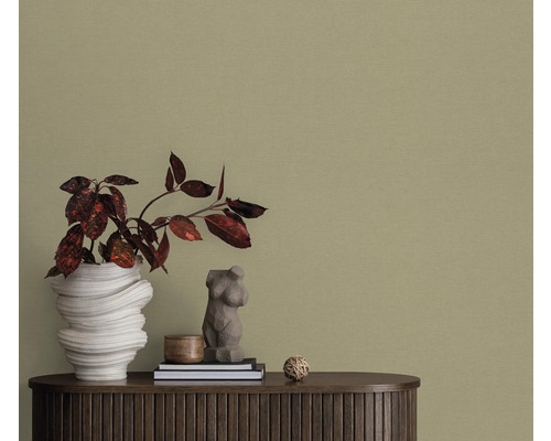Papier peint décoratif dans un salon avec un vase et des décorations sur un meuble en bois.