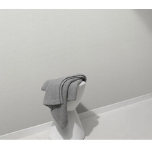 Couverture grise sur un tabouret blanc dans une salle de bain