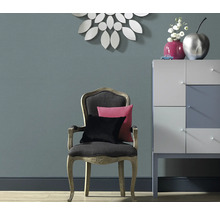 Ambiance d'intérieur décorative avec chaise, coussins, commode et miroir
