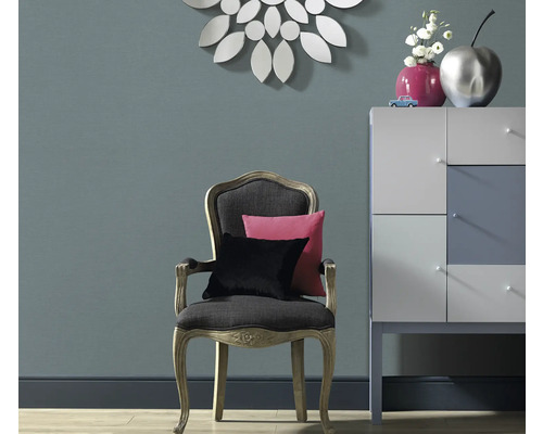 Ambiance d'intérieur décorative avec chaise, coussins, commode et miroir